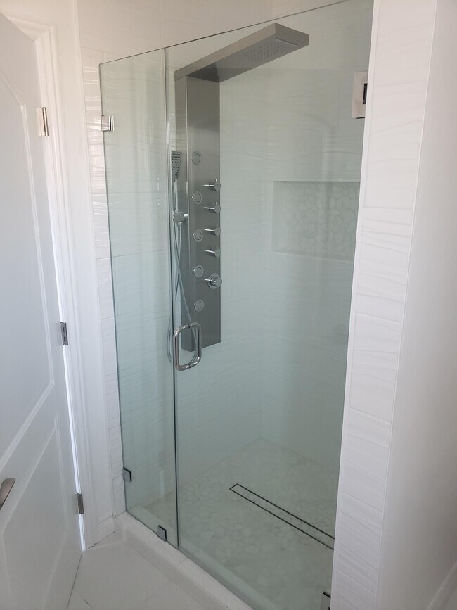 Ducha en la sala de lavandería - 7032 Bonnie Vale Plz