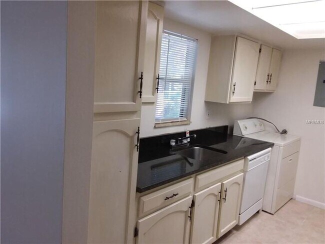 Building Photo - 2 bedroom 1 bathroom in Orlando