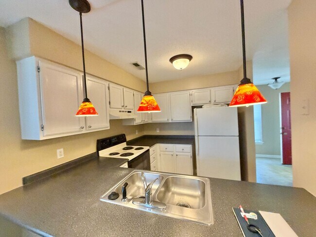 Foto del edificio - Coming soon! Property, being updated, 1 mile to shops, central Wilmington 3 BEDROOMS!