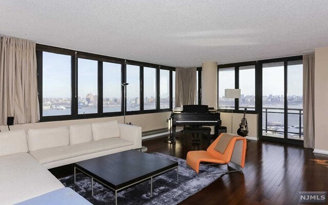 Foto del edificio - 100 Carlyle Dr
