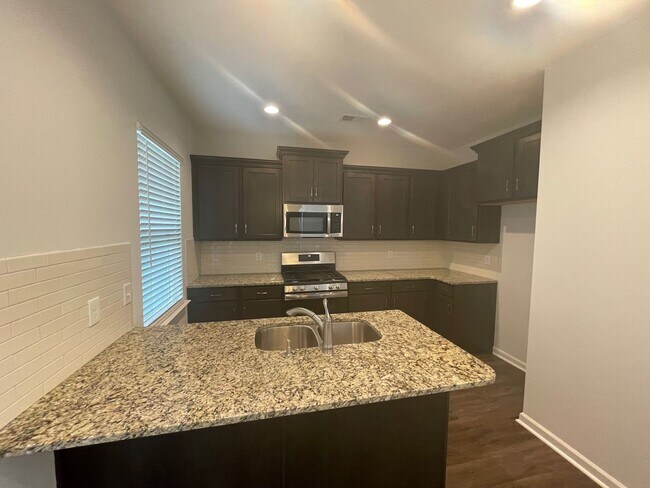 Foto del edificio - New 3 Bedroom Townhome!