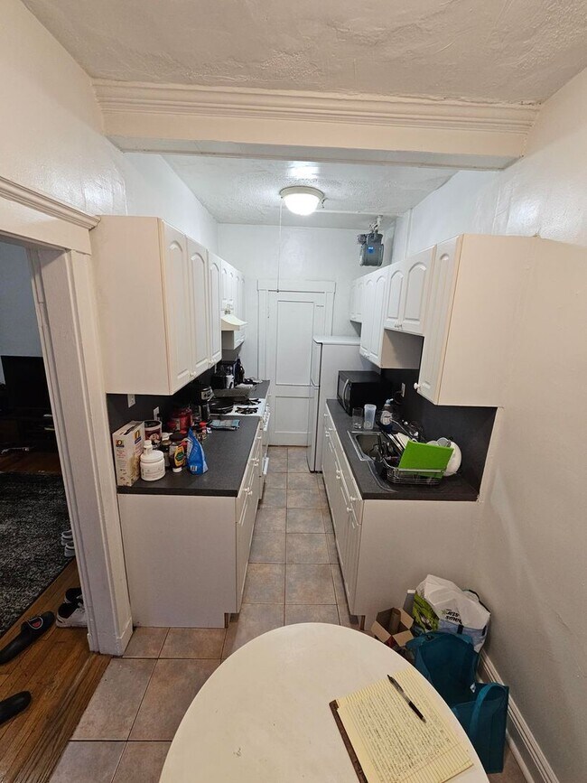 Building Photo - Charming 1 Bedroom