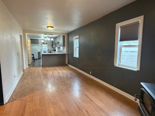 Building Photo - Updated 2 Bedroom Near LaPrele Park