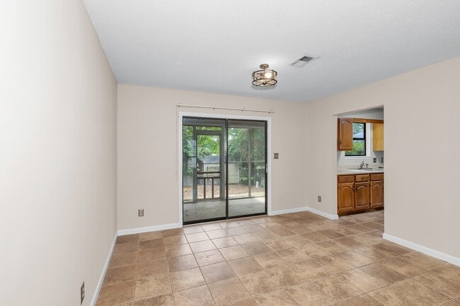 Building Photo - 15 Mockingbird Ln