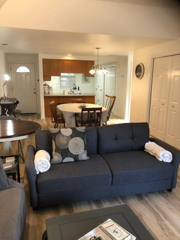 Building Photo - 525 Primrose Dr