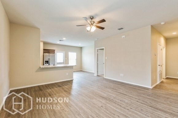 Foto del edificio - NOW AVAILABLE! - 532 Long Leaf Dr, New Bra...