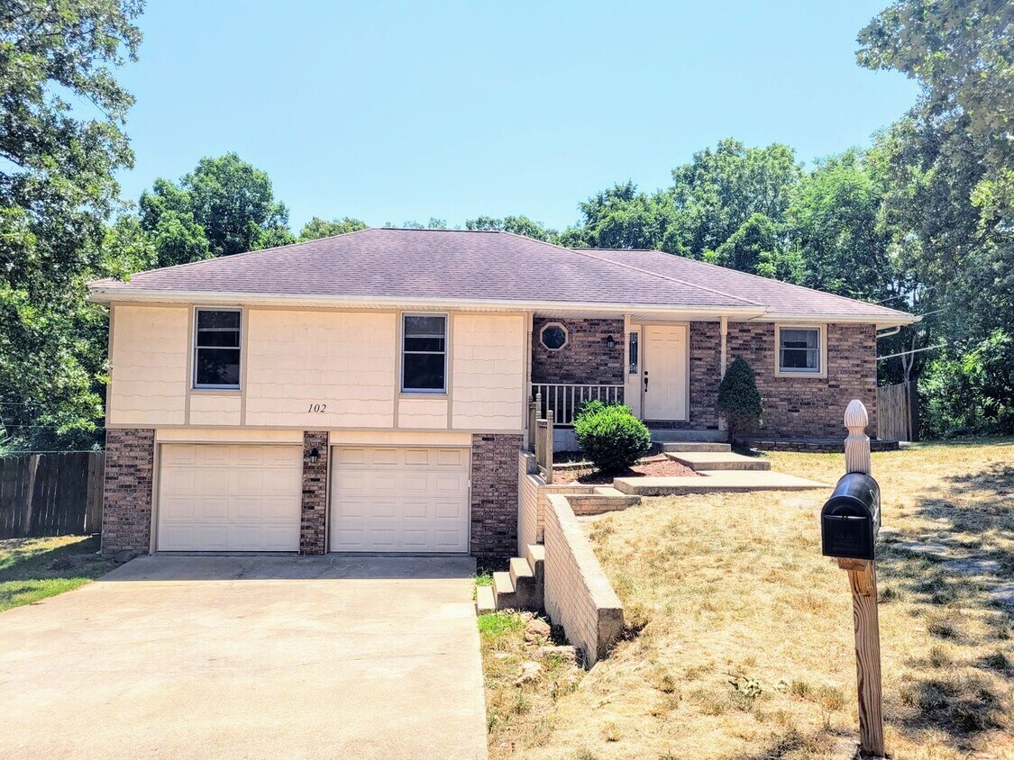Foto principal - Large home with a fence!