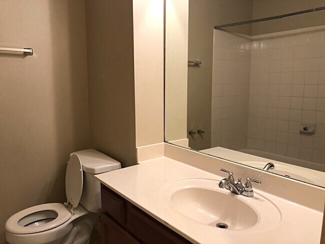 Building Photo - Great 3/2 in Round Rock with no back Neigh...