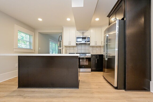 Foto del edificio - 616 Linwood Ave NE