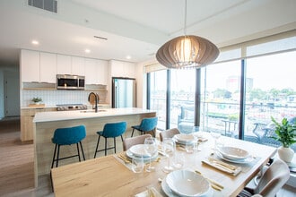 Building Photo - Luxo