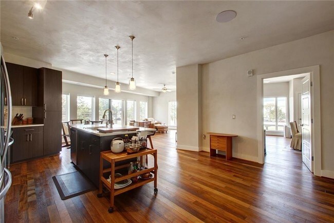 Foto del edificio - 6444 Burnet Rd