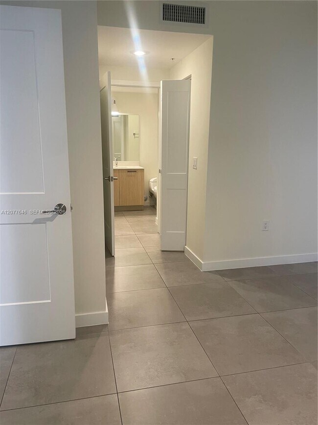Building Photo - 16395 Biscayne Blvd