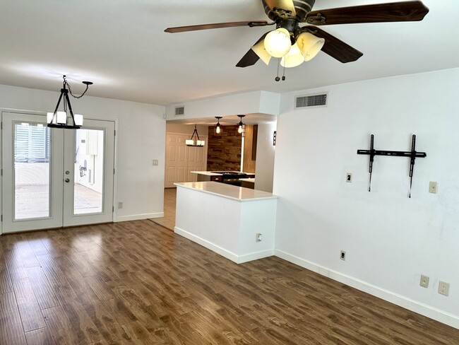 Building Photo - Gorgeous Updated Encanto Park Townhome