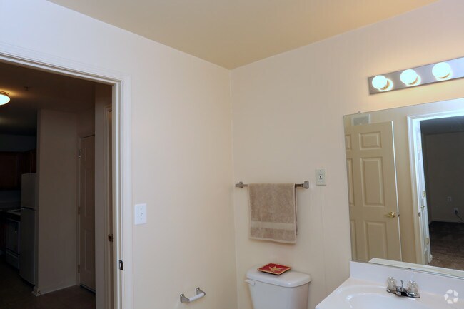 2 habitaciones 815 SF-Bathroom - River Point Senior Apartments