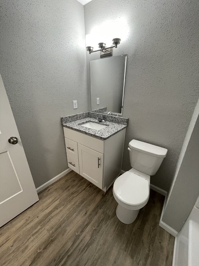 Building Photo - Charming 1 Bed, 1 Bath Renovated Apartment...