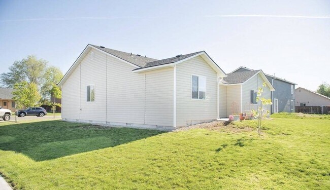 Building Photo - "Charming 4-Bed Home with Granite Countert...