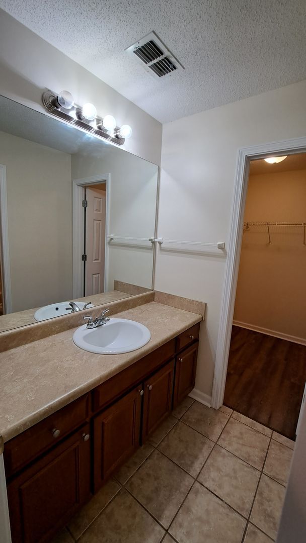 Foto del edificio - 221 Glade Ln