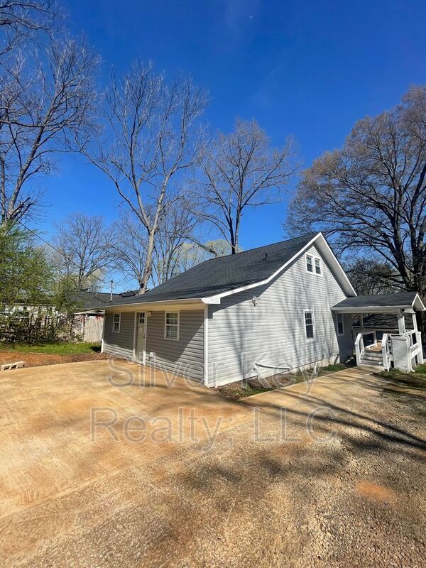 Building Photo - 704 Eastanallee Ave