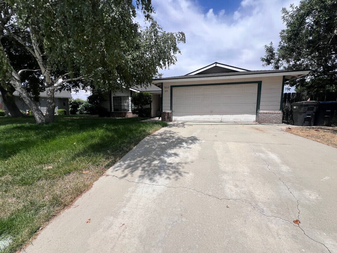 Building Photo - Quaint Neighborhood in Tehachapi