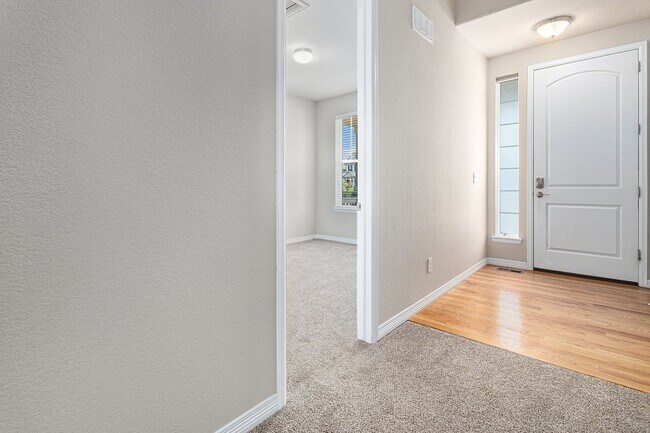 Foto del edificio - Available NOW - SFH 4 Bedroom 3 Bath