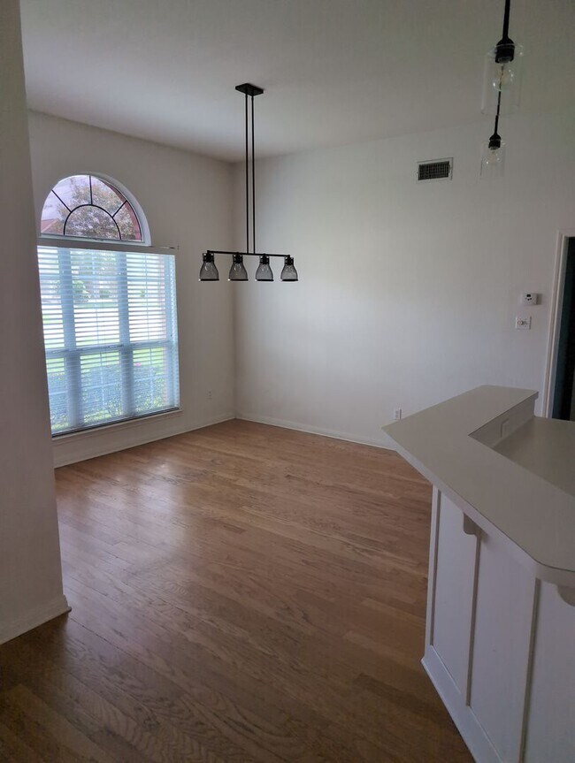 Foto del edificio - 7647 Rosewood Dr
