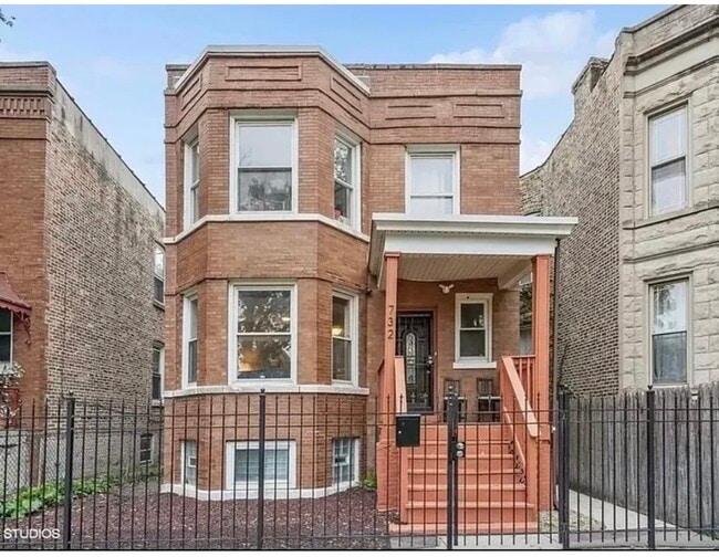 Building Photo - 732 N Troy St