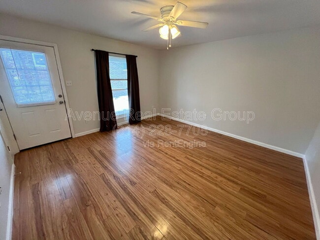 Building Photo - 1015 Commodore Dr