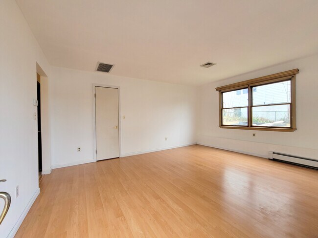 LR - 147 Kipp Ave