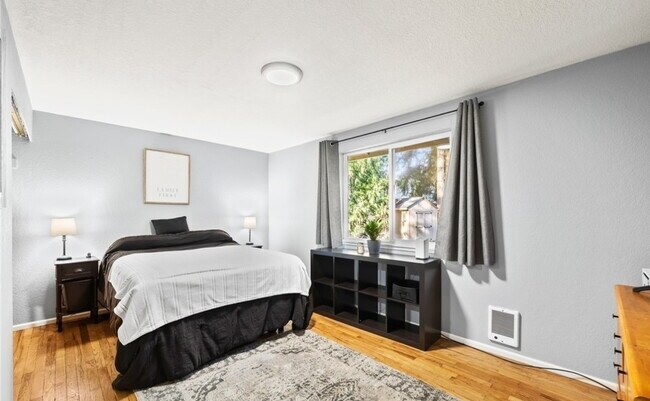 Main Bedroom - 359 NW Oakmont Way