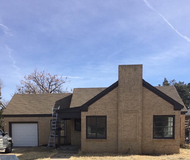 Building Photo - 418 N Briscoe Ave