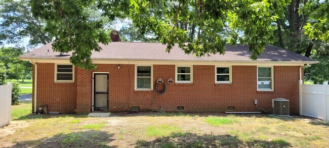 Foto del edificio - 8326 Linville Rd