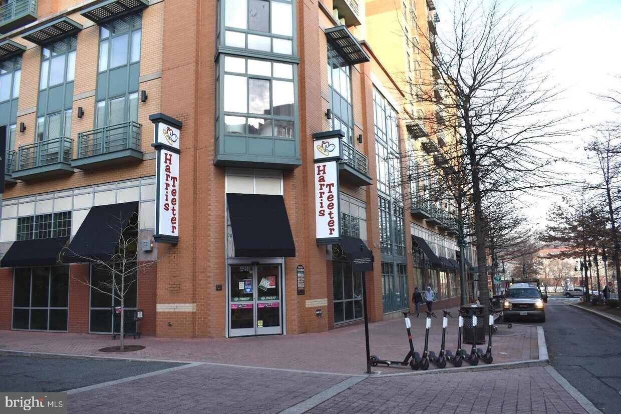 2428 S Walter Reed Dr Unit B, Arlington, VA 22206 Condo for Rent in