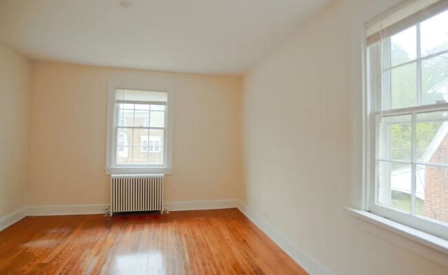 Building Photo - 2025-2026 School Year / 8 Bdrm / 3 Bath St...