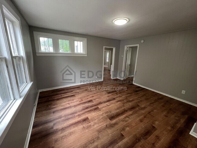 Foto del edificio - 298 McLaughlin Ave