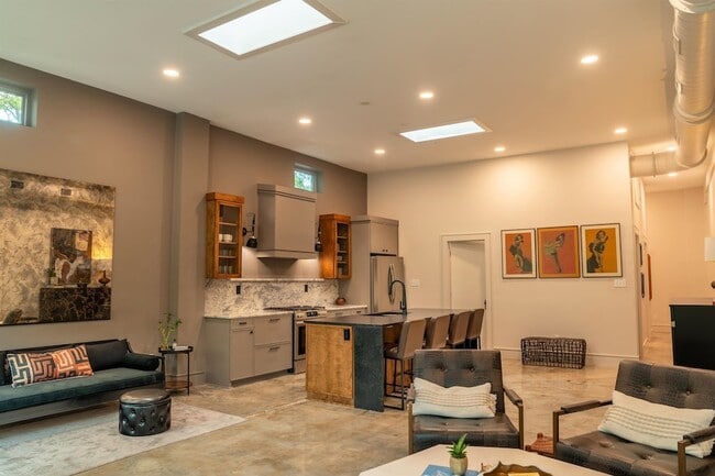 Foto del edificio - 612 W 8th Ave