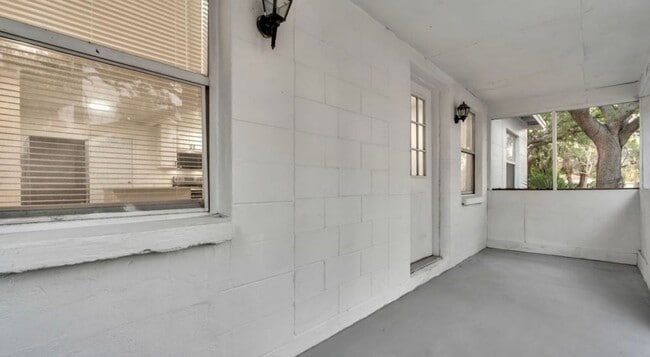 Building Photo - 4/2 ST Pete Home Available Now