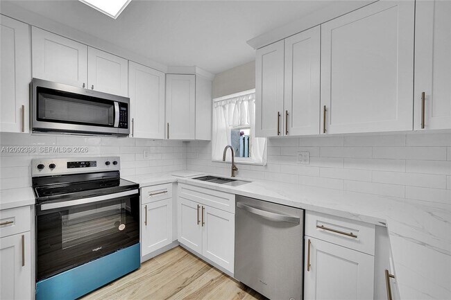 Foto del edificio - 17161 NW 23rd St