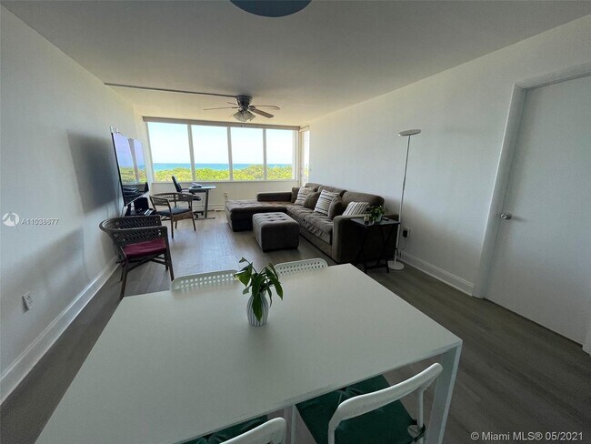 Foto del edificio - 8233 Harding Ave