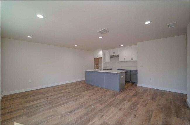 Building Photo - 326 E 73rd St