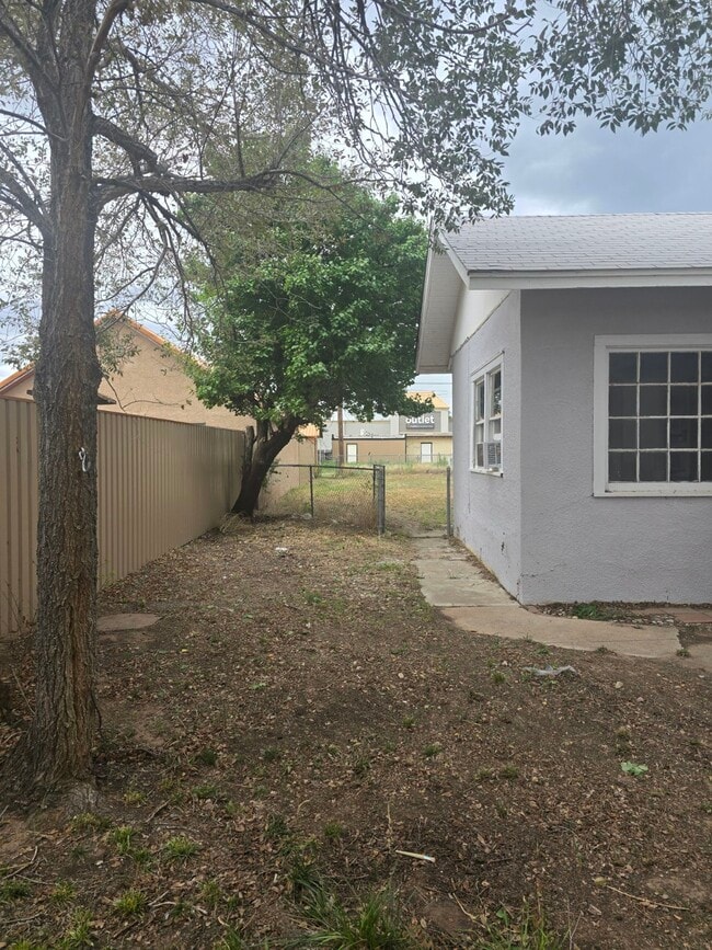 Building Photo - 312 S Avenue B