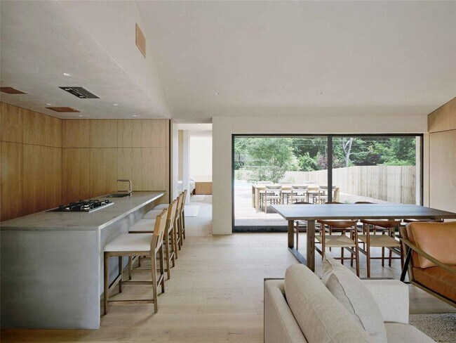 Foto del edificio - 2708 Friar Tuck Ln