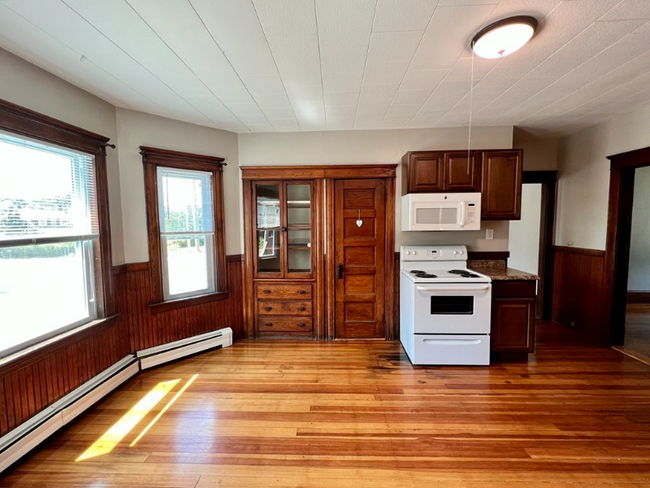 Building Photo - 308 Pleasant St