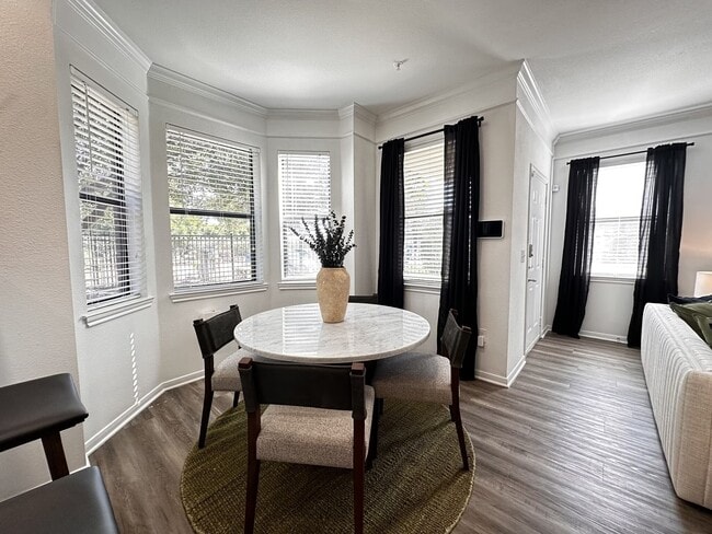 Building Photo - Luxury + Location: Limited-Time Savings!