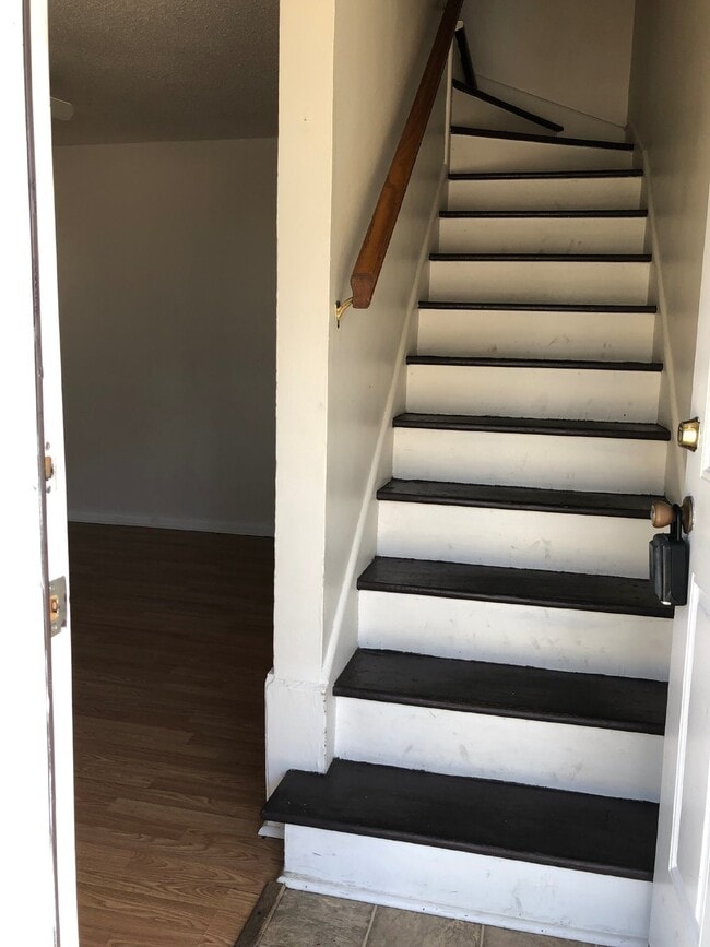 Building Photo - 305 Pleasant St