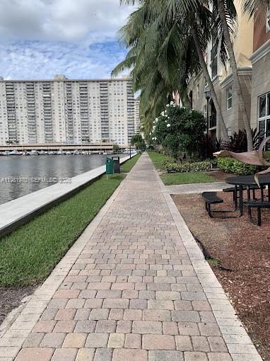 Foto del edificio - 17150 N Bay Rd