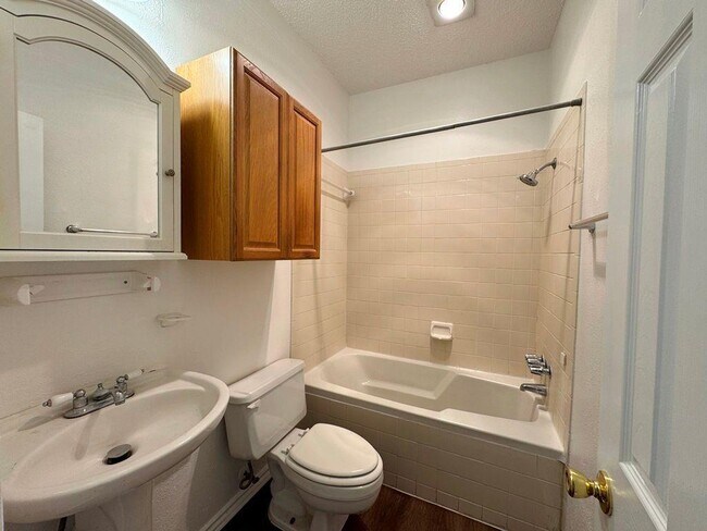 Building Photo - 16404 Edgemere Dr