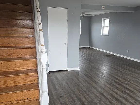 Building Photo - House for rent 4 bedroom and 2 complete bathroom, finished basement with kitchen, bathroom, parki...