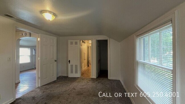 Building Photo - Unique Upper Level Duplex in Central Sioux...
