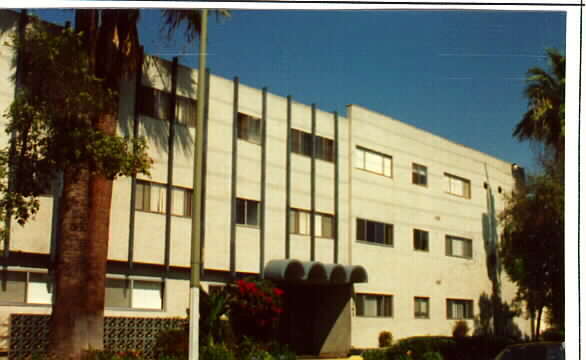 Building Photo - De Luxe Apartment