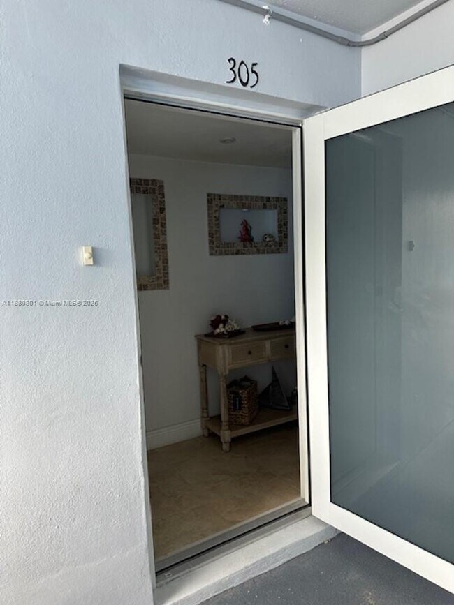 Building Photo - 320 S Surf Rd